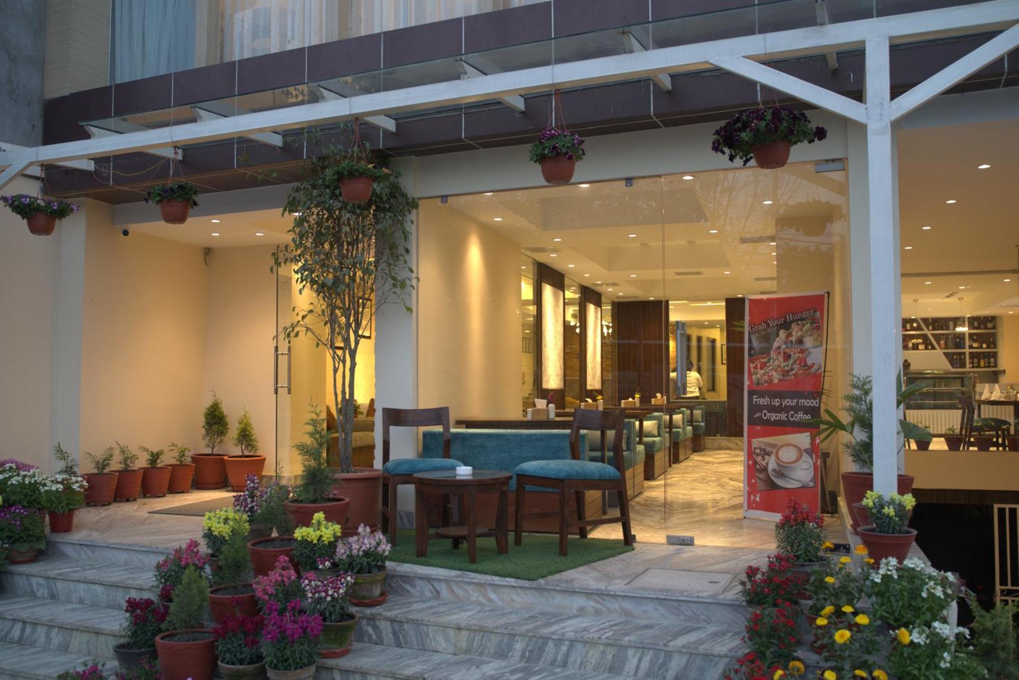 Apex Business Hotel - Airport Катманду Екстер'єр фото