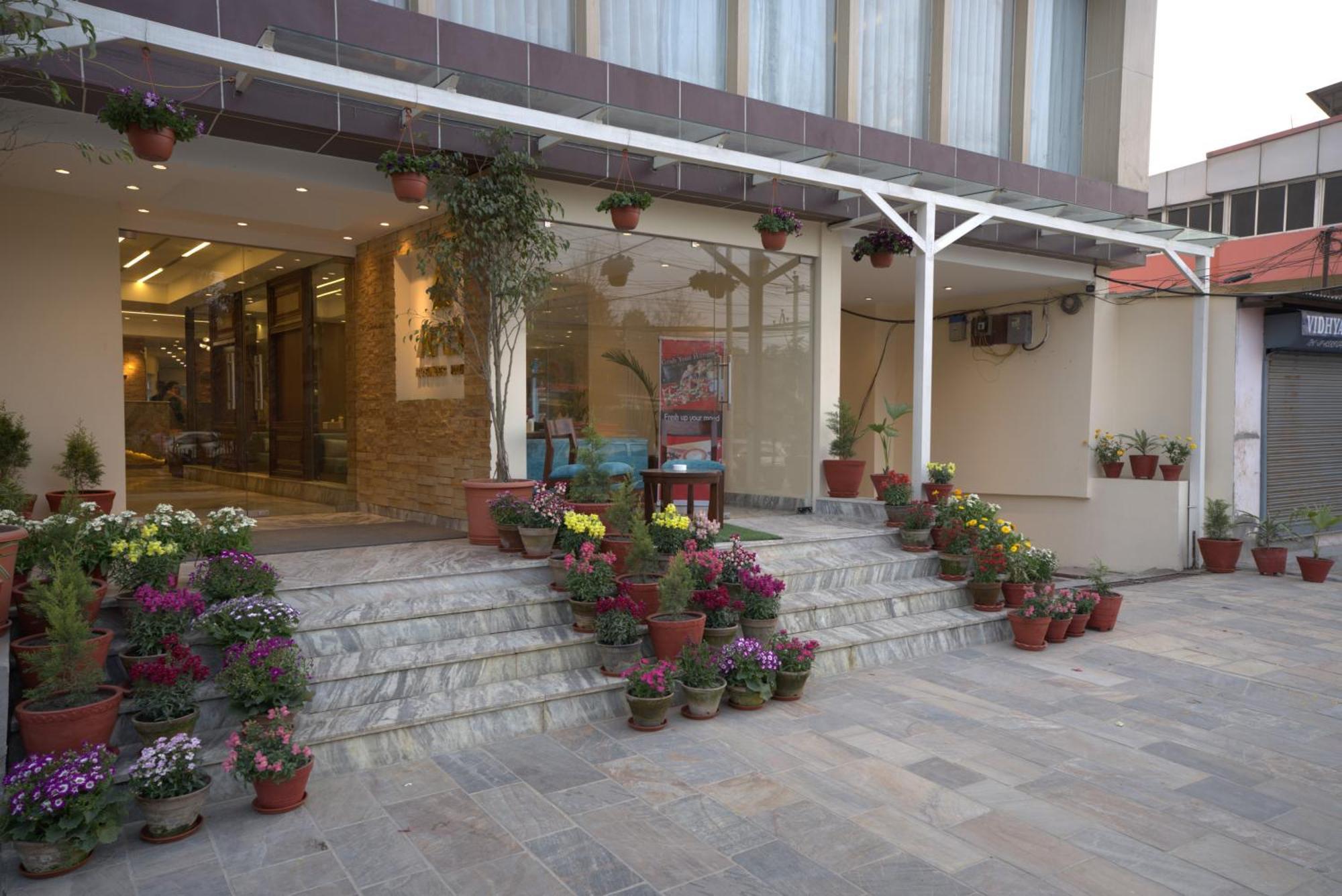 Apex Business Hotel - Airport Катманду Екстер'єр фото